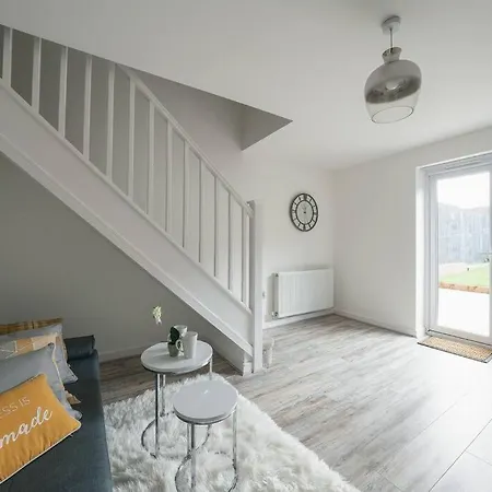 Stylish 2-bed Contractor Haven: Nec & Airport Proximity *