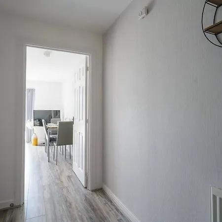 Stylish 2-bed Contractor Haven: Nec & Airport Proximity Holiday home